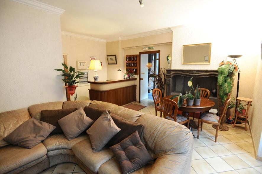 Les Negociants Hotel Pontgibaud Esterno foto