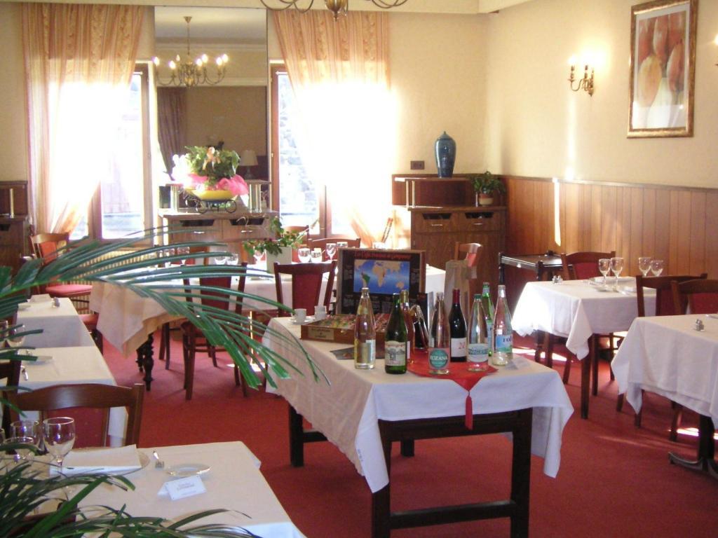 Les Negociants Hotel Pontgibaud Esterno foto